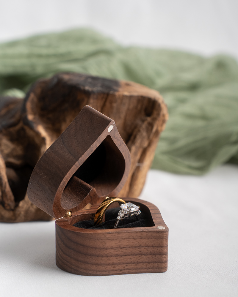 Alliances posées sur fond clair