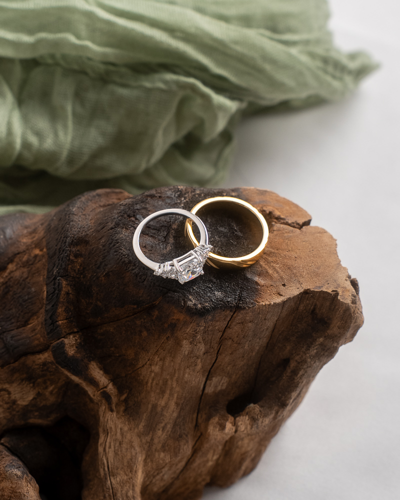 Alliances posées sur fond clair