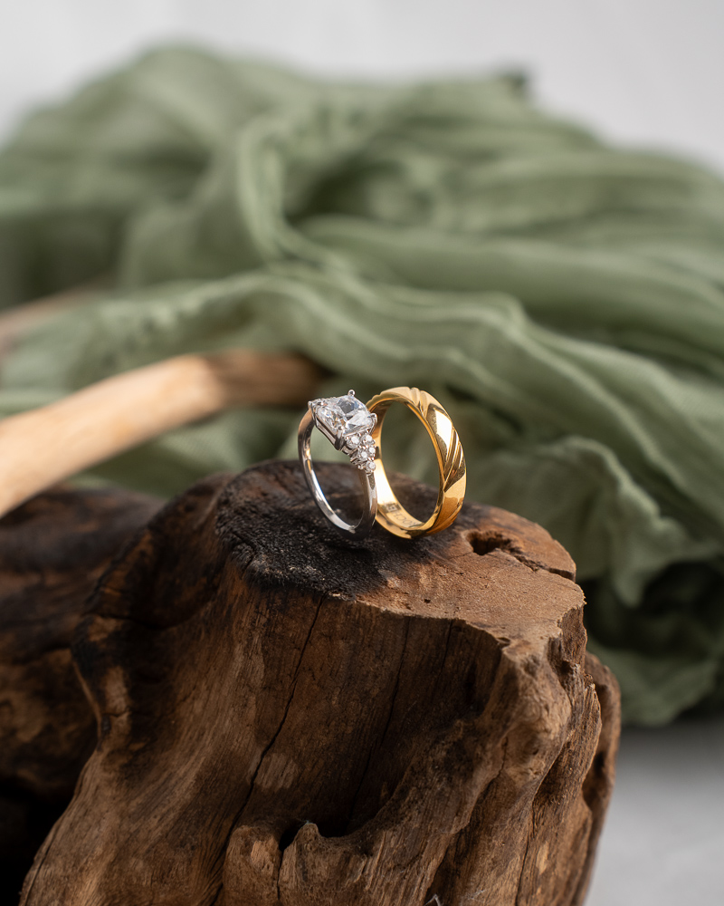 Alliances posées sur fond clair