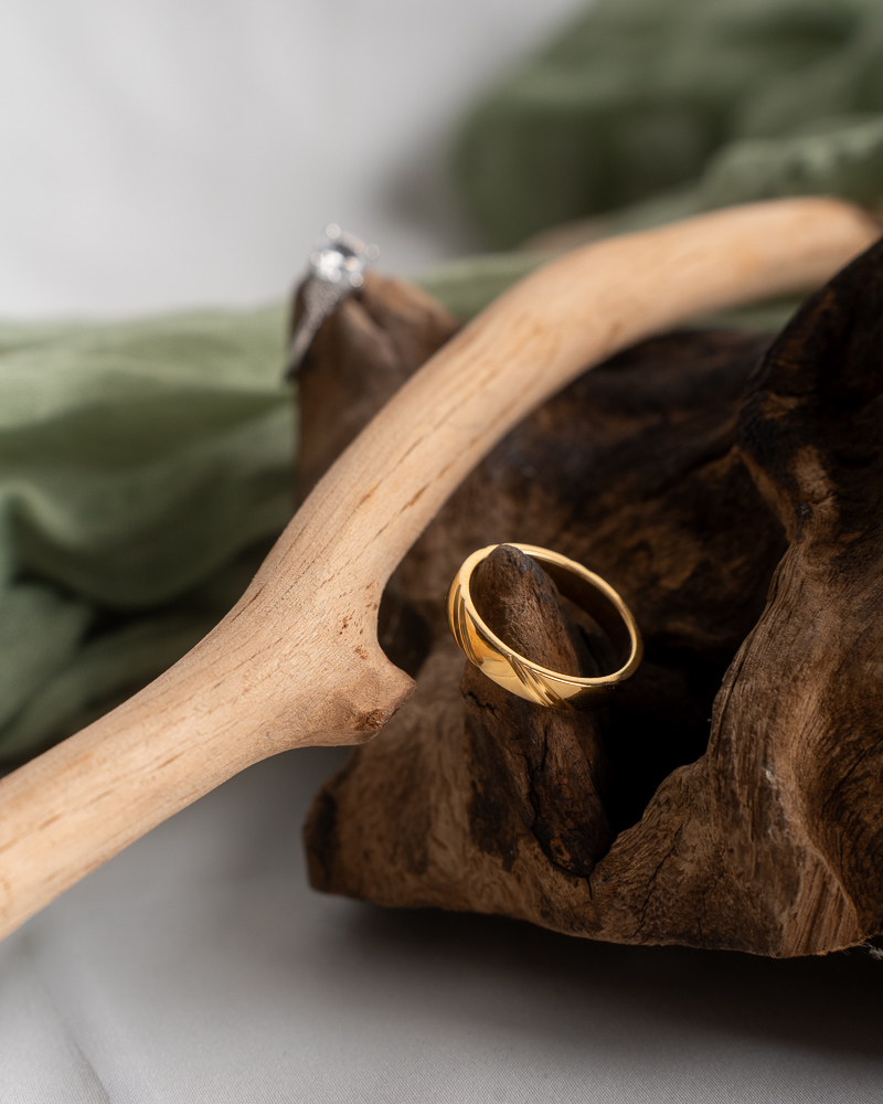 Alliances posées sur fond clair