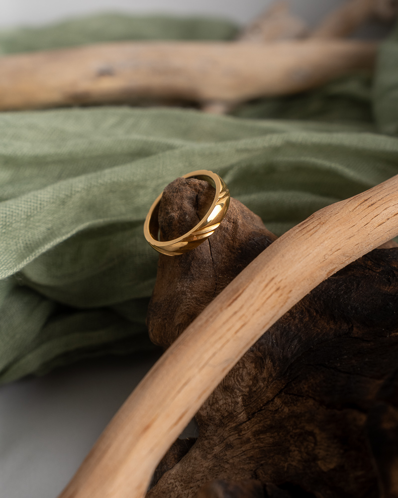 Alliances posées sur fond clair