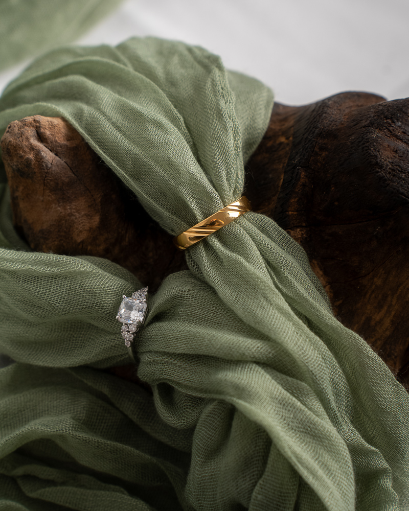 Alliances posées sur fond clair