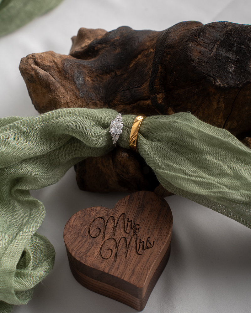 Alliances posées sur fond clair