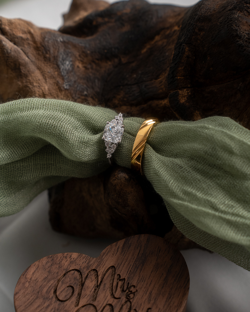 Alliances posées sur fond clair