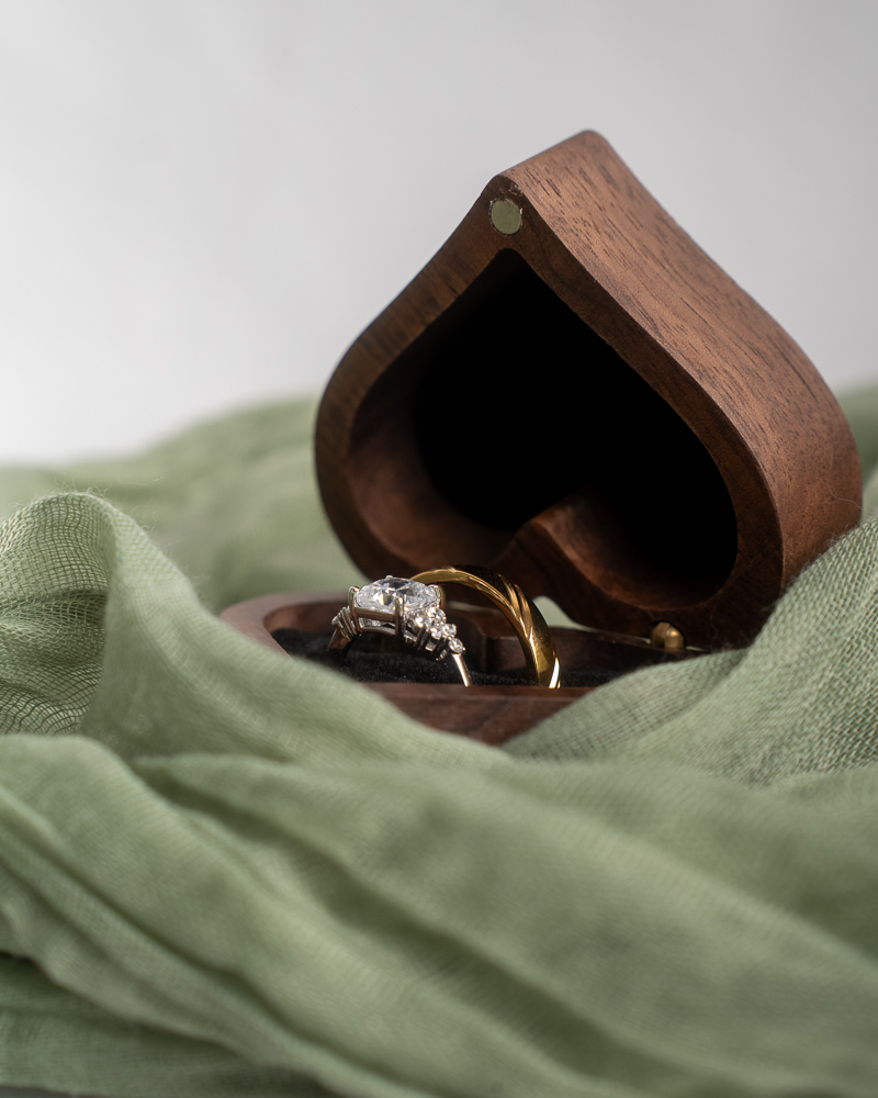 Alliances posées sur fond clair