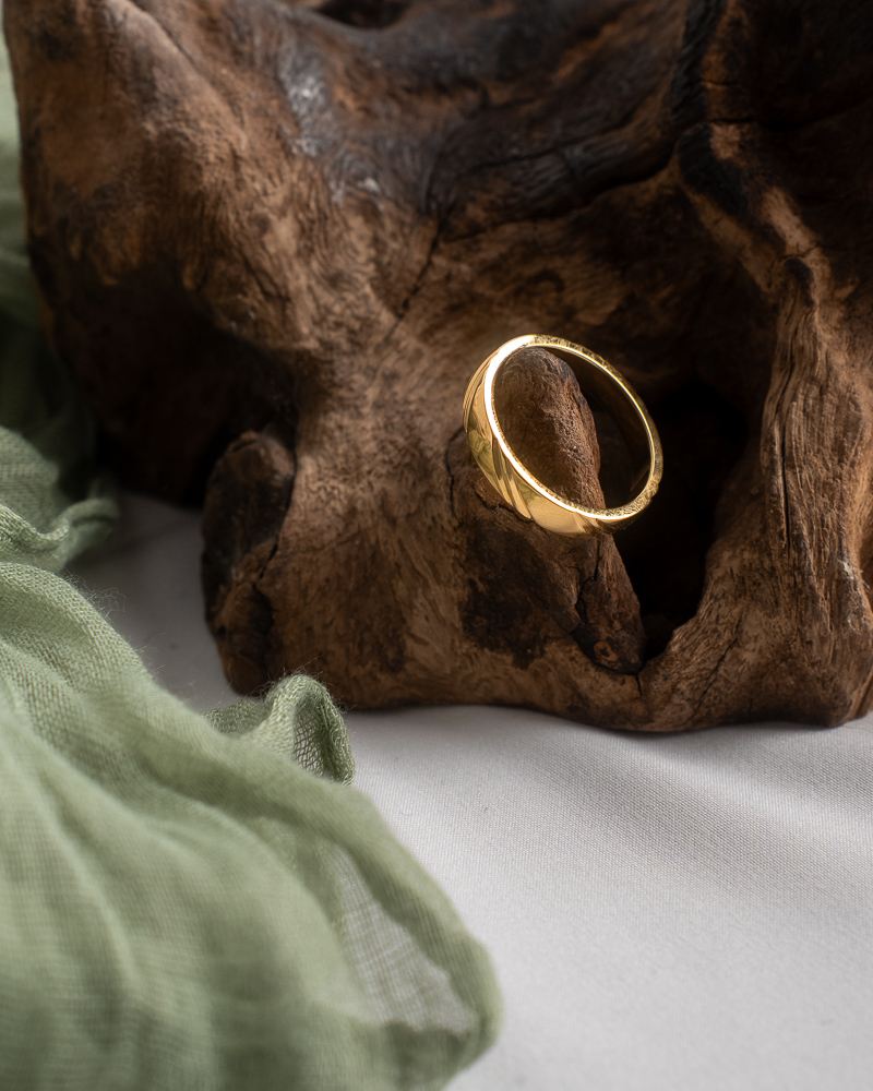 Alliances posées sur fond clair