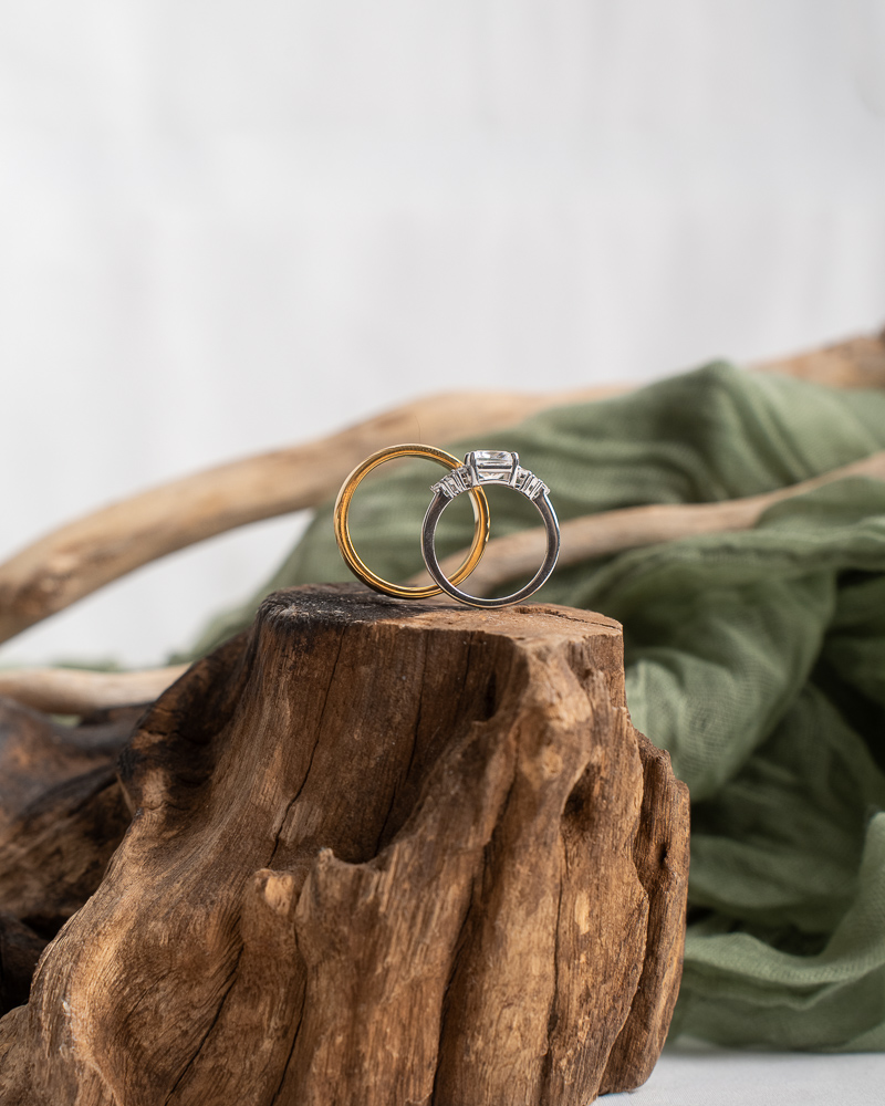 Alliances posées sur fond clair