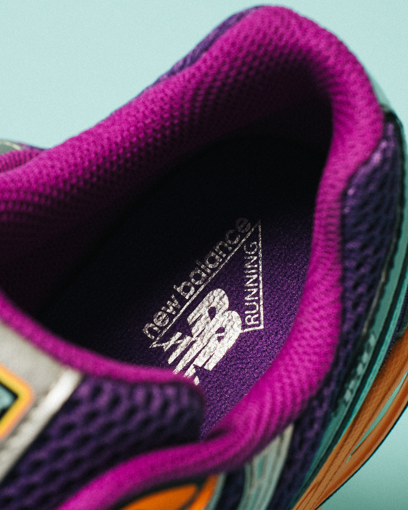 Sneaker posée sur fond neutre