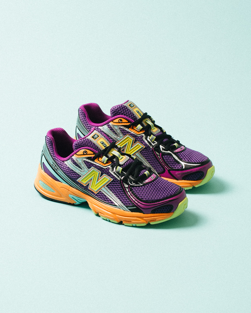 Sneaker New balance sur fond uni bleu clair