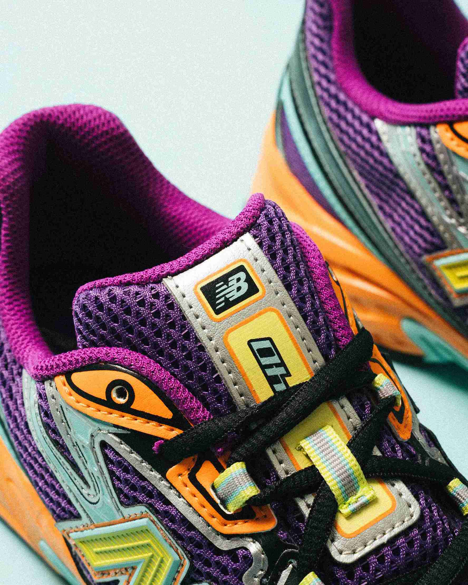 Paire de sneakers multicolores posée sur un fond clair, vue de trois quarts mettant en avant les formes et détails du modèle.