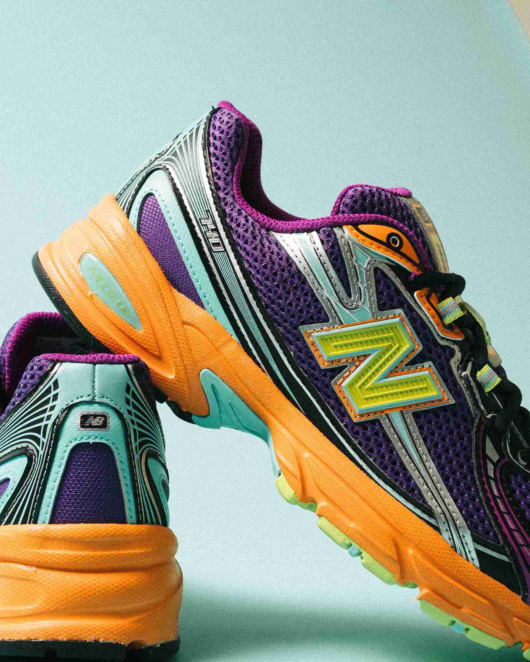 Paire de sneakers multicolores posée sur un fond clair, vue de trois quarts mettant en avant les formes et détails du modèle.