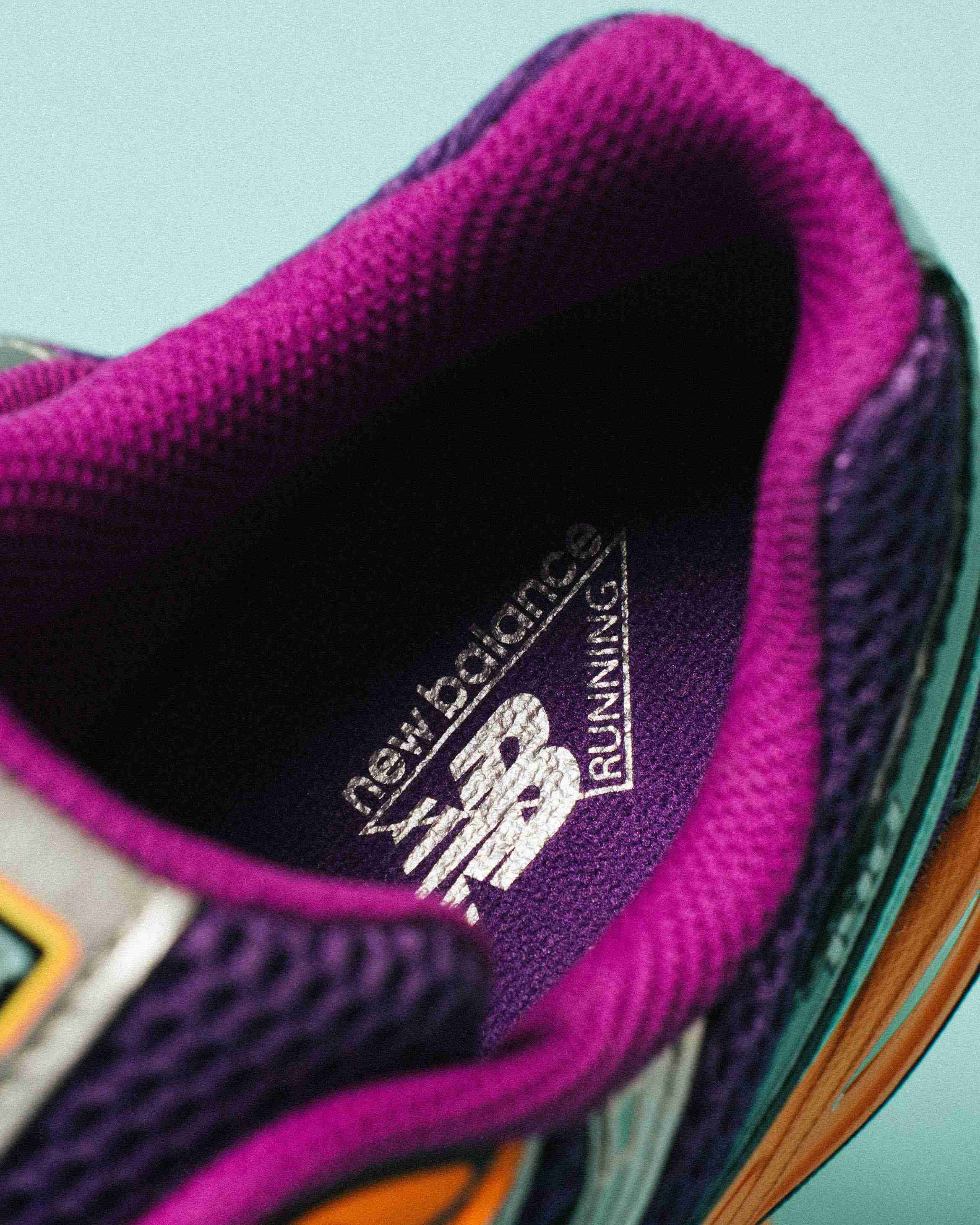 Paire de sneakers multicolores posée sur un fond clair, vue de trois quarts mettant en avant les formes et détails du modèle.