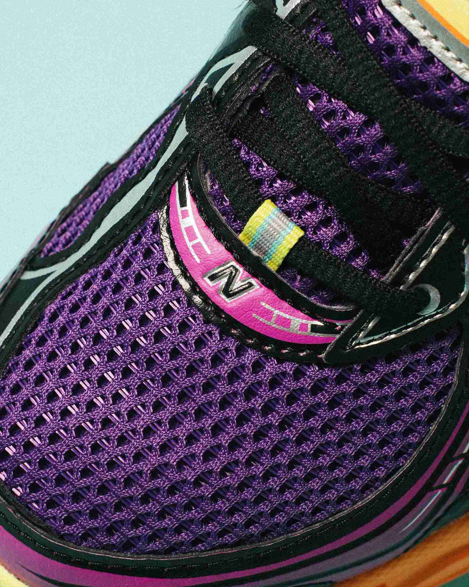 Paire de sneakers multicolores posée sur un fond clair, vue de trois quarts mettant en avant les formes et détails du modèle.