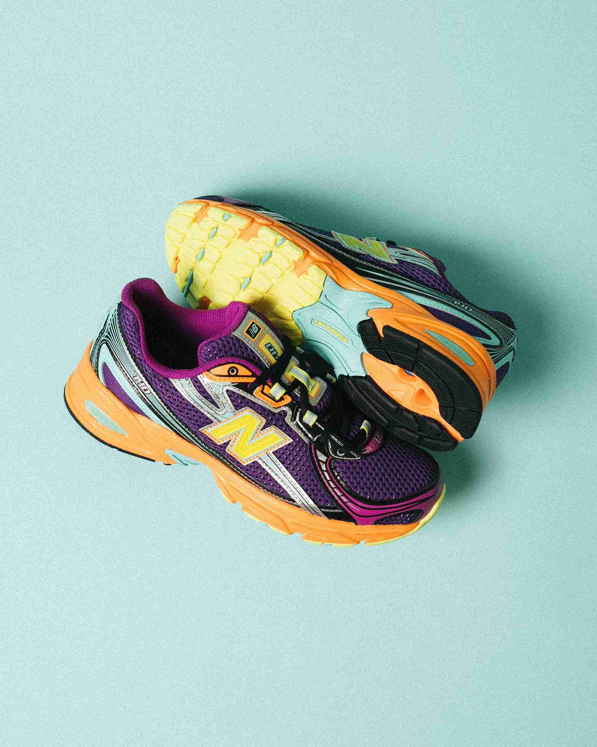 Paire de sneakers multicolores posée sur un fond clair, vue de trois quarts mettant en avant les formes et détails du modèle.