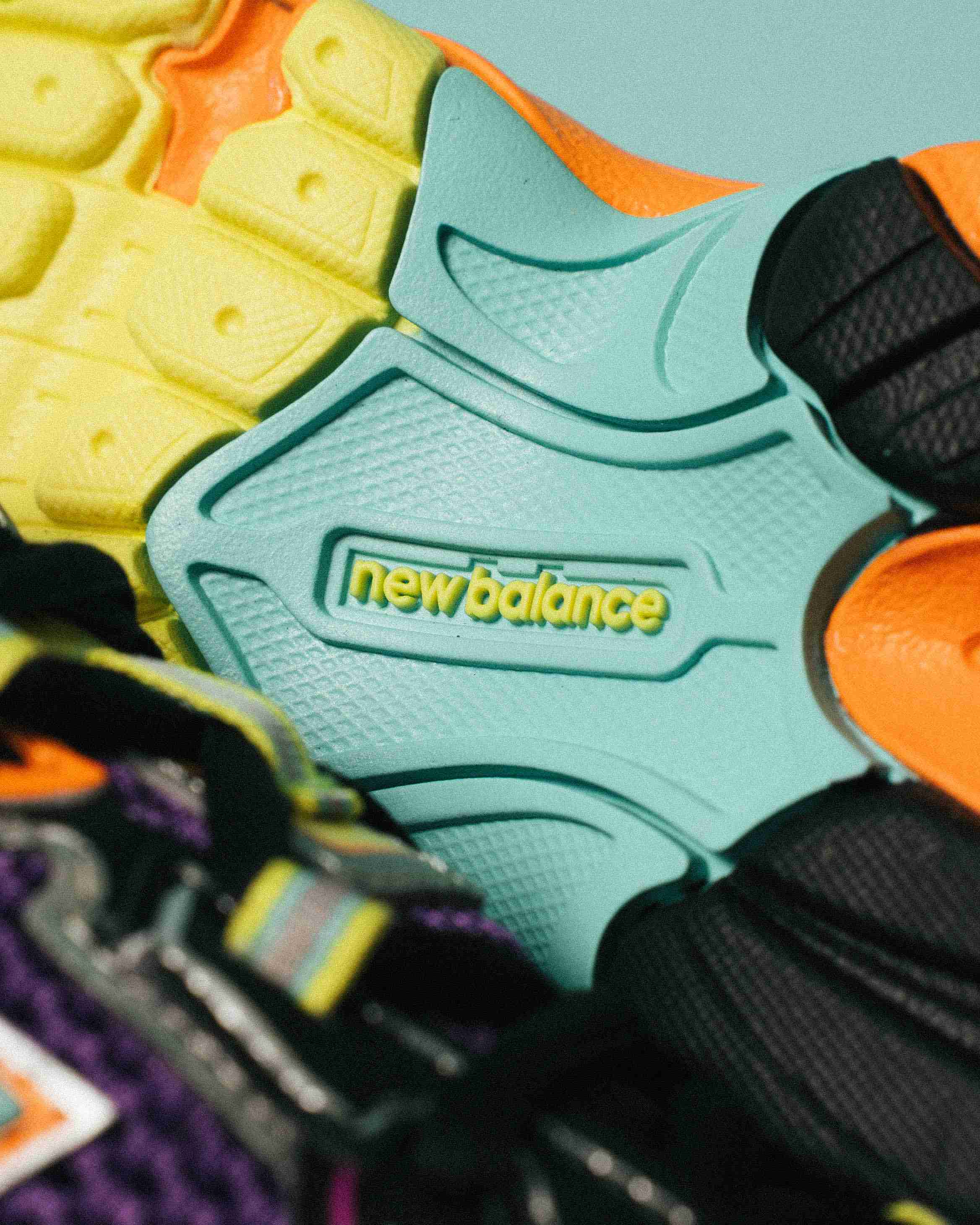 Paire de sneakers multicolores posée sur un fond clair, vue de trois quarts mettant en avant les formes et détails du modèle.