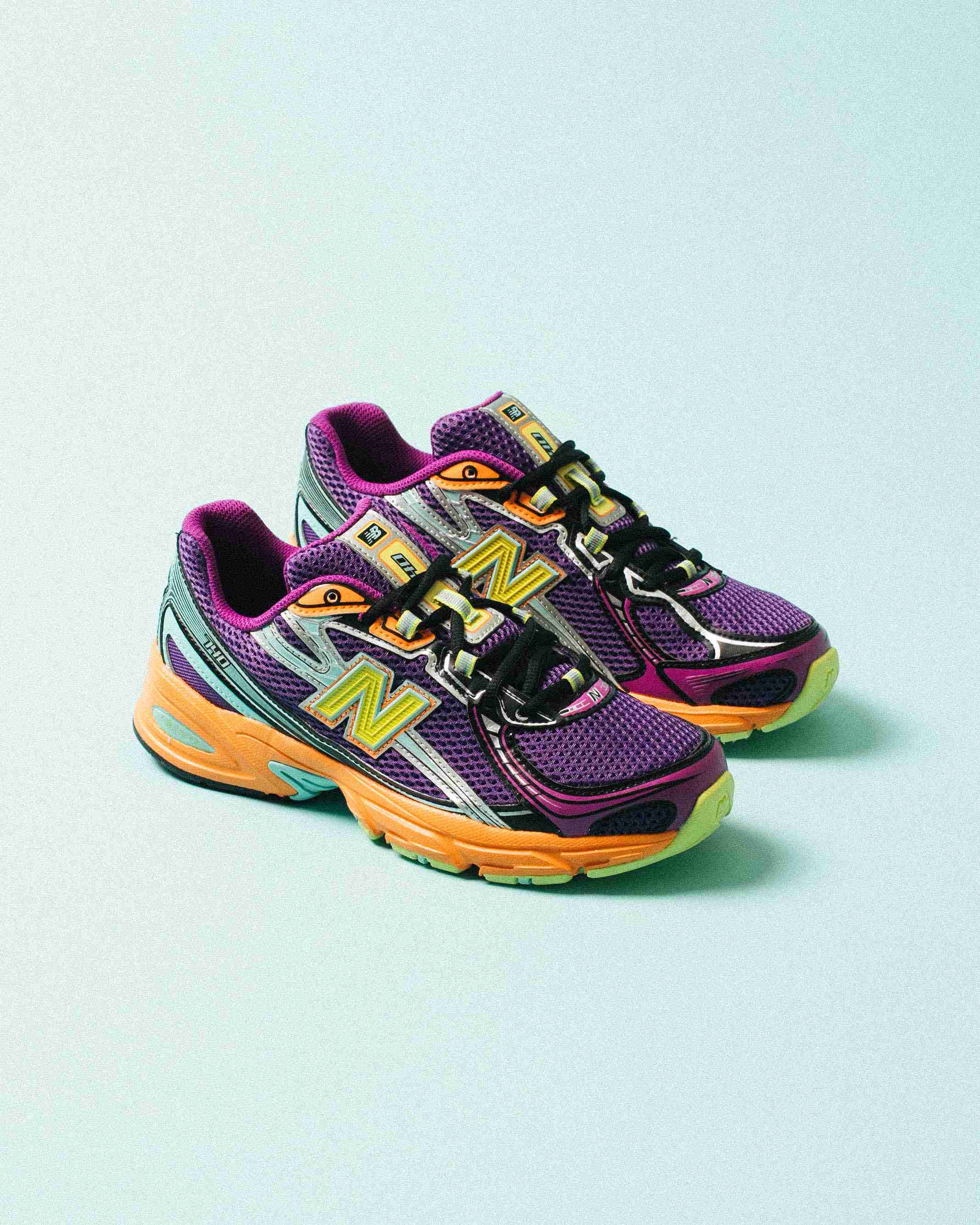 Paire de sneakers multicolores posée sur un fond clair, vue de trois quarts mettant en avant les formes et détails du modèle.